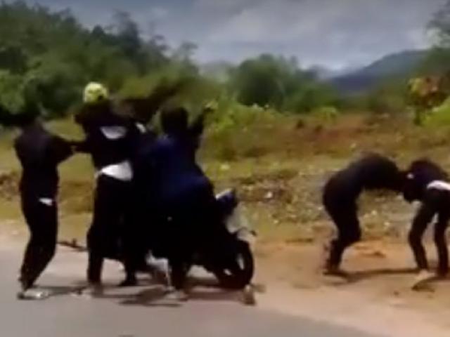 Xôn xao clip 2 nhóm nữ sinh đánh nhau dã man