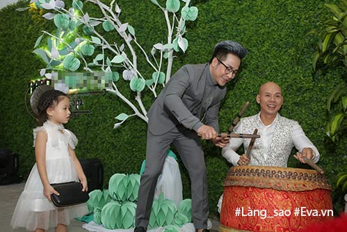 Con gái Phan Đinh Tùng xinh như công chúa, thích thú tập đánh trống trong sự kiện - 10