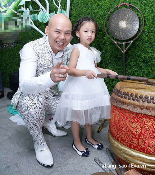 Con gái Phan Đinh Tùng xinh như công chúa, thích thú tập đánh trống trong sự kiện - 11