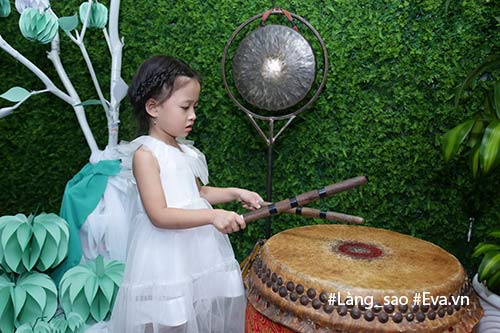 Con gái Phan Đinh Tùng xinh như công chúa, thích thú tập đánh trống trong sự kiện - 12