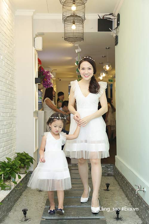 Con gái Phan Đinh Tùng xinh như công chúa, thích thú tập đánh trống trong sự kiện - 1