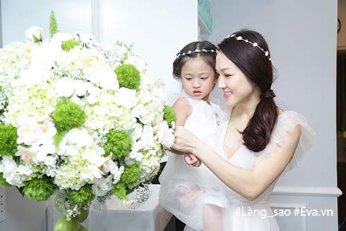 Con gái Phan Đinh Tùng xinh như công chúa, thích thú tập đánh trống trong sự kiện - 2