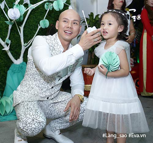 Con gái Phan Đinh Tùng xinh như công chúa, thích thú tập đánh trống trong sự kiện - 5