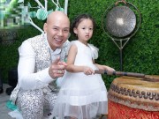 Làng sao - Con gái Phan Đinh Tùng xinh như công chúa, thích thú tập đánh trống trong sự kiện