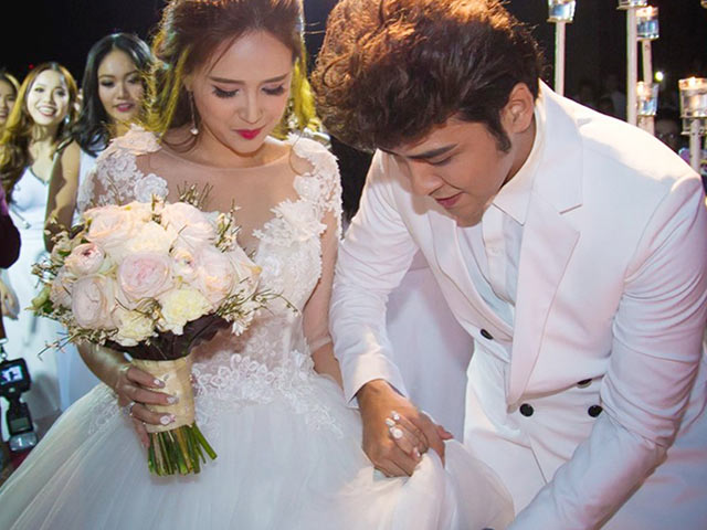 Diễn viên Phương Hằng suýt ngã khi lên sân khấu làm lễ cưới