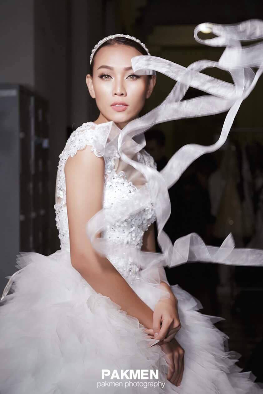 Siêu mẫu Diệu Huyền cao tay xử trí khi vấp ngã trẹo chân trên sàn diễn - 7