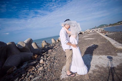 Cặp đôi gây sốt với bộ ảnh cưới tự chụp giá 0 đồng - 8