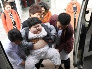 Làm mẹ - Cuộc sống của bé gái 7 tuổi tăng 10 kg/ tháng, đi đâu cũng cần người khiêng