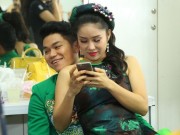 Làng sao - Lê Phương ngồi lên lòng người yêu trong hậu trường