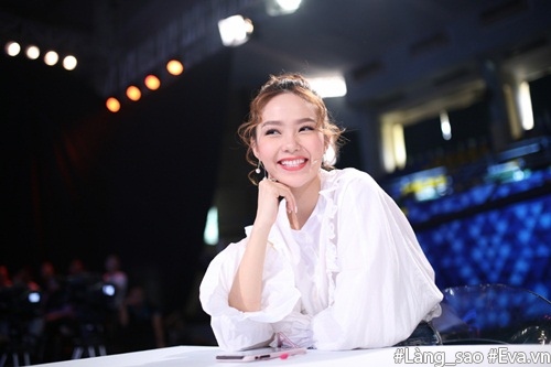 Minh Hằng tươi xinh rạng ngời sánh đôi Quý Bình đi ghi hình - 1