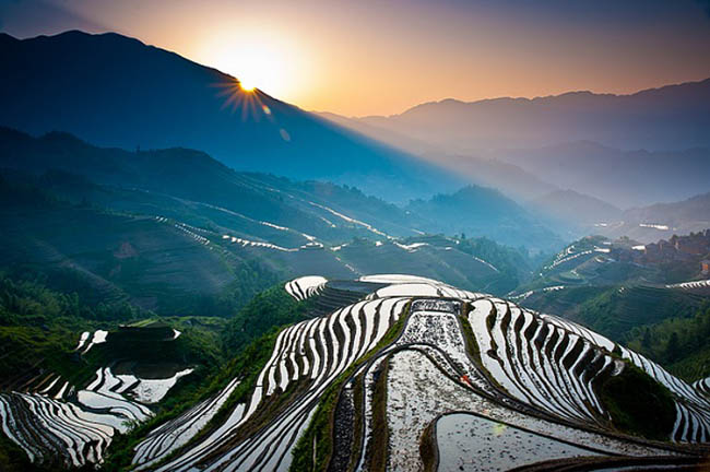 Ruộng bậc thang lúa gạo Longji

Longji, còn gọi là sống lưng rồng được xây dựng từ 500 năm trước dưới thời nhà Minh. Ruộng trải dài trên địa phận tỉnh Quế Lâm, Trung Quốc, và là một trong những điểm đến không thể bỏ qua khi tới Trung Quốc. Thửa ruộng bậc thang Longji nằm cách thành phố Guilin 108km. Khu ruộng bậc thang này  nằm bên sườn đồi tạo nên một khung cảnh tuyệt đẹp.
