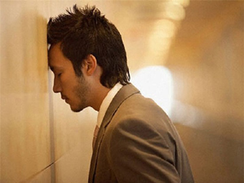 Không thỏa mãn được chuyện chăn gối, tôi đứng ngoài khe cửa nhìn vợ ngoại tình - 1