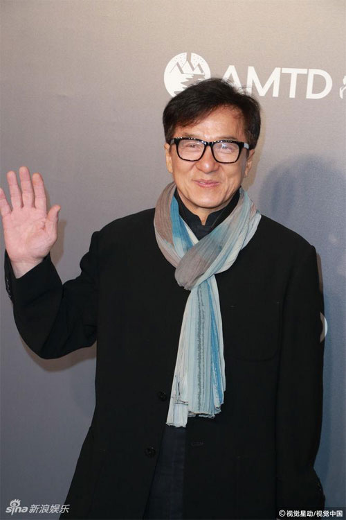 Thành Long cố tình trốn phóng viên vì con rơi hút thuốc, tình cũ bị bắt giam - 4