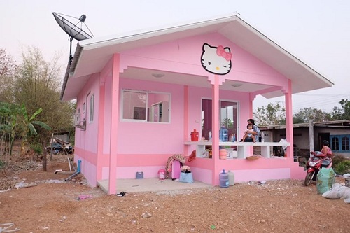 Ngôi nhà kitty hàng trăm triệu đẹp như mơ bố mẹ xây tặng của bé gái 3 tuổi