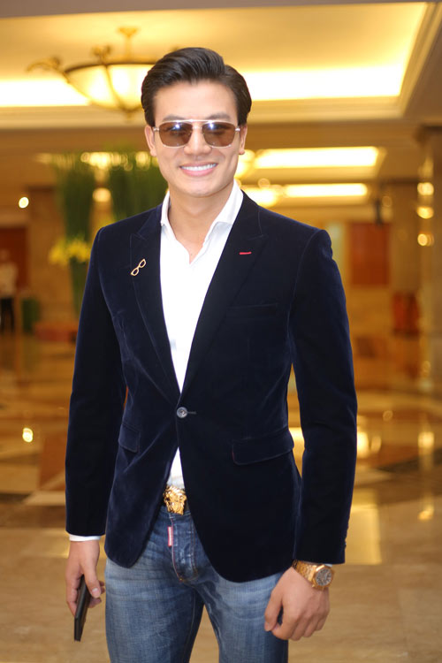 Hiếu Nguyễn điển trai như nam thần, nổi bật bên 2 Á hậu amp;#34;kín tiếngamp;#34; Bảo Như, Lâm Thùy Anh - 1