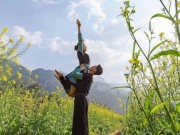 Du lịch - Cánh đồng hoa cải vàng "hút hồn" du khách ở Sa Pa