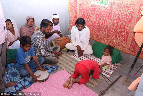 Cuộc đời kì lạ của những đứa trẻ sinh ra được tôn thờ là amp;#34;thần sốngamp;#34; - 7