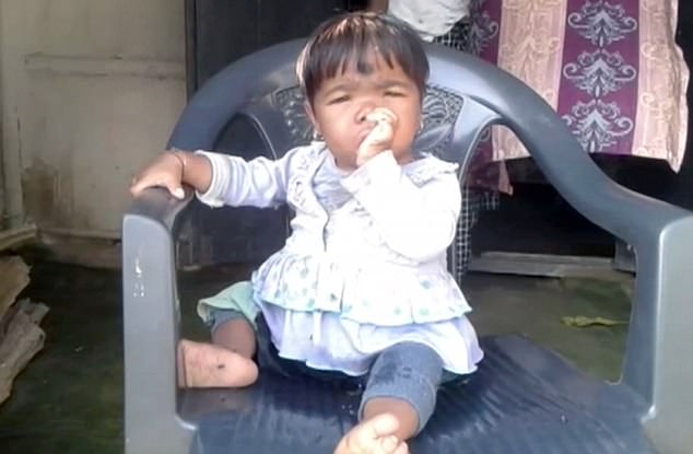 Cuộc đời kì lạ của những đứa trẻ sinh ra được tôn thờ là amp;#34;thần sốngamp;#34; - 1