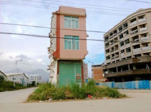 Những ngôi nhà lì lợm đến amp;#34;hết đường vàoamp;#34; cũng không chịu di dời - 3