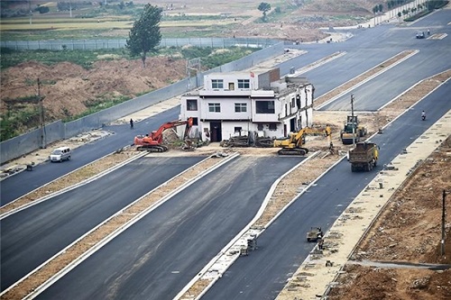 Những ngôi nhà lì lợm đến amp;#34;hết đường vàoamp;#34; cũng không chịu di dời - 5