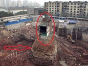Nhà đẹp - Những ngôi nhà lì lợm đến "hết đường vào" cũng không chịu di dời