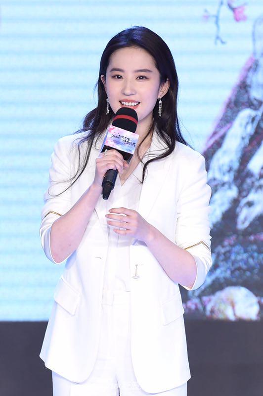 Bị chê béo, Lưu Diệc Phi vẫn xinh đẹp, quý phái với sắc trắng tinh khôi - 1