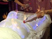 Tin tức - Sốc với trò giảm cân kỳ quái: Quấn chặt người như xác ướp rồi dùng lửa đốt