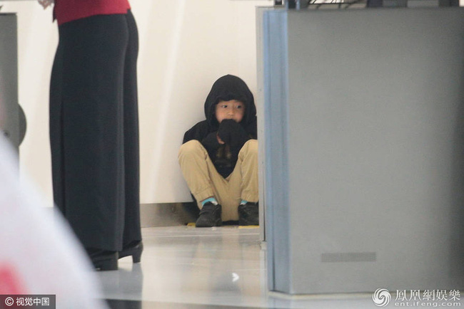 Ngôi sao 24/7: Thương cảm hình ảnh con trai Trương Bá Chi ngồi một mình một xó - 2