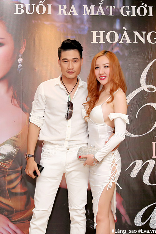Vắng vợ, MC Quốc Bình tình tứ bên ca sĩ gợi cảm Hoàng Hải My - 8