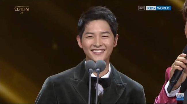 Song Hye Kyo bận rộn, Song Joong Ki xuất hiện lẻ loi nhưng vẫn vui vẻ cảm ơn amp;#34;bà mốiamp;#34; - 3