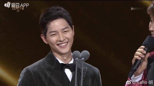 Song Hye Kyo bận rộn, Song Joong Ki xuất hiện lẻ loi nhưng vẫn vui vẻ cảm ơn amp;#34;bà mốiamp;#34; - 1