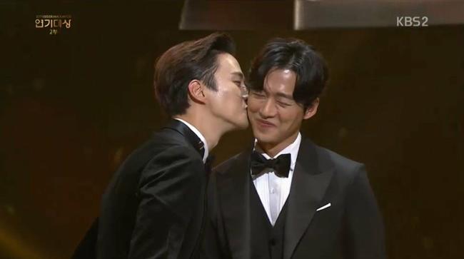 Song Hye Kyo bận rộn, Song Joong Ki xuất hiện lẻ loi nhưng vẫn vui vẻ cảm ơn amp;#34;bà mốiamp;#34; - 6