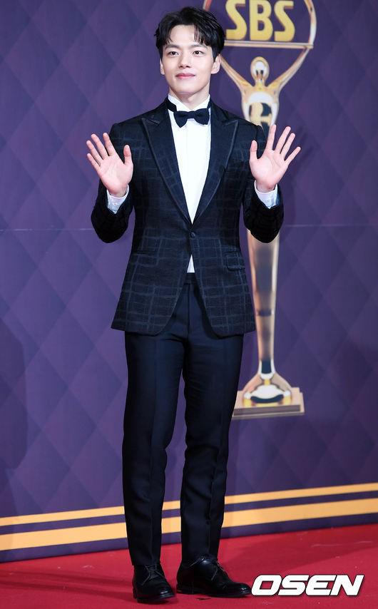 Chia tay Lee Min Ho, Bae Suzy amp;#34;bao thầuamp;#34; cả thảm đỏ vì đẹp không tỳ vết - 7