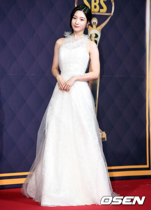 Chia tay Lee Min Ho, Bae Suzy amp;#34;bao thầuamp;#34; cả thảm đỏ vì đẹp không tỳ vết - 13