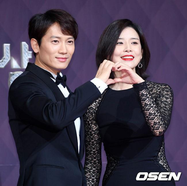 Chia tay Lee Min Ho, Bae Suzy amp;#34;bao thầuamp;#34; cả thảm đỏ vì đẹp không tỳ vết - 4