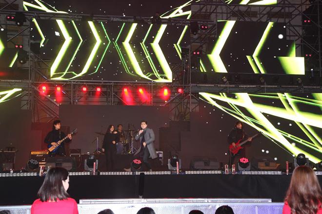 Đông nghẹt fan amp;#34;quẩy tungamp;#34; cùng Noo Phước Thịnh và các ban nhạc tại lễ hội countdown Hà Nội - 6
