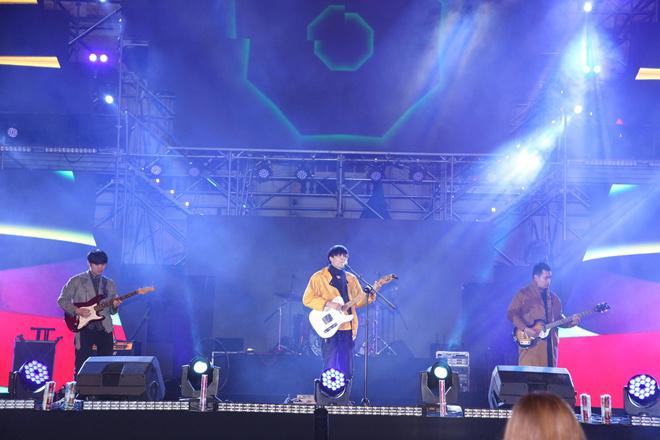 Đông nghẹt fan amp;#34;quẩy tungamp;#34; cùng Noo Phước Thịnh và các ban nhạc tại lễ hội countdown Hà Nội - 7