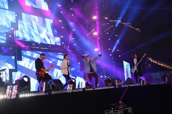 Đông nghẹt fan amp;#34;quẩy tungamp;#34; cùng Noo Phước Thịnh và các ban nhạc tại lễ hội countdown Hà Nội - 8