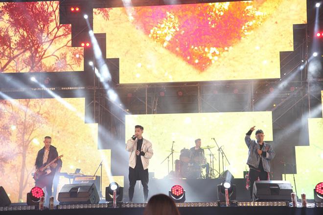 Đông nghẹt fan amp;#34;quẩy tungamp;#34; cùng Noo Phước Thịnh và các ban nhạc tại lễ hội countdown Hà Nội - 10