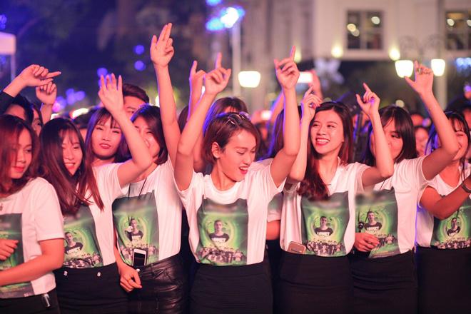Đông nghẹt fan amp;#34;quẩy tungamp;#34; cùng Noo Phước Thịnh và các ban nhạc tại lễ hội countdown Hà Nội - 12
