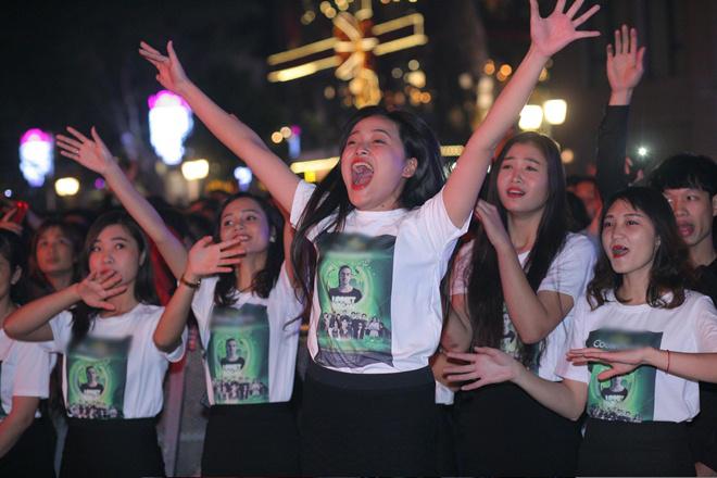 Đông nghẹt fan amp;#34;quẩy tungamp;#34; cùng Noo Phước Thịnh và các ban nhạc tại lễ hội countdown Hà Nội - 13