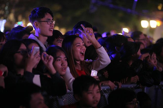Đông nghẹt fan amp;#34;quẩy tungamp;#34; cùng Noo Phước Thịnh và các ban nhạc tại lễ hội countdown Hà Nội - 16