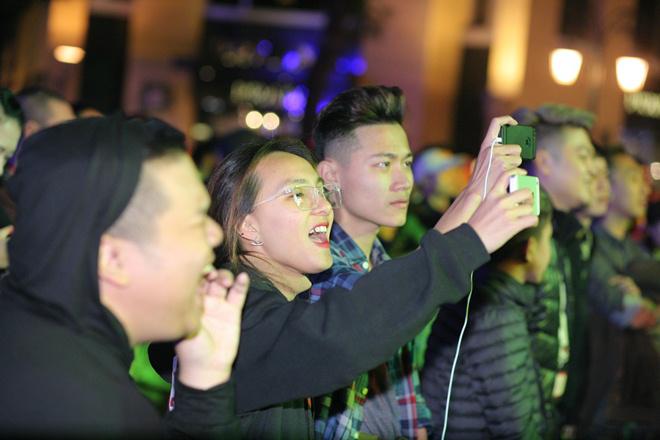 Đông nghẹt fan amp;#34;quẩy tungamp;#34; cùng Noo Phước Thịnh và các ban nhạc tại lễ hội countdown Hà Nội - 15