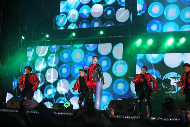 Đông nghẹt fan amp;#34;quẩy tungamp;#34; cùng Noo Phước Thịnh và các ban nhạc tại lễ hội countdown Hà Nội - 1