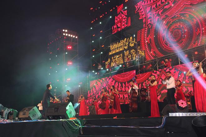 Đông nghẹt fan amp;#34;quẩy tungamp;#34; cùng Noo Phước Thịnh và các ban nhạc tại lễ hội countdown Hà Nội - 5