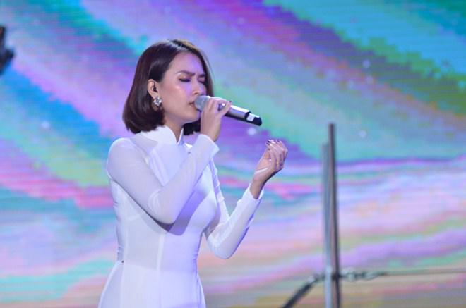 Đêm giao thừa, amp;#34;gái một conamp;#34; Phương Vy và loạt sao Việt vẫn mải mê diễn ở phố đi bộ - 4