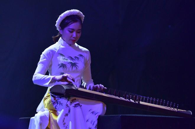 Đêm giao thừa, amp;#34;gái một conamp;#34; Phương Vy và loạt sao Việt vẫn mải mê diễn ở phố đi bộ - 9