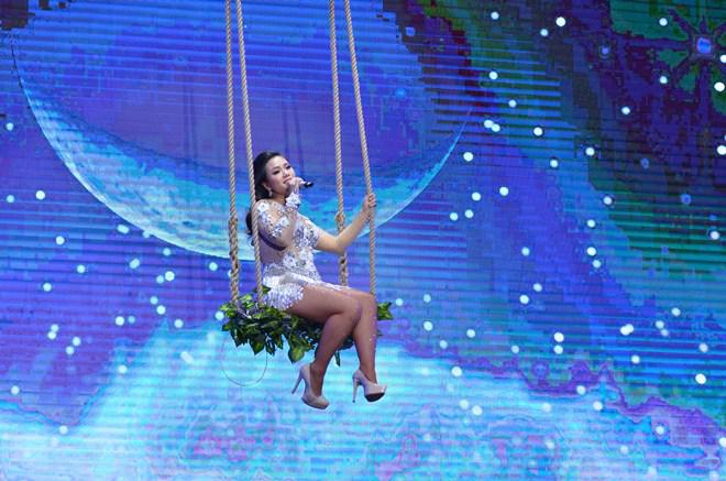 Đêm giao thừa, amp;#34;gái một conamp;#34; Phương Vy và loạt sao Việt vẫn mải mê diễn ở phố đi bộ - 1