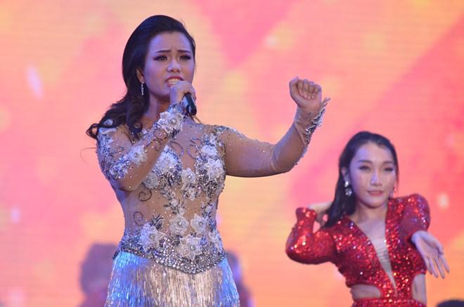 Đêm giao thừa, amp;#34;gái một conamp;#34; Phương Vy và loạt sao Việt vẫn mải mê diễn ở phố đi bộ - 3