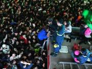 Tin tức - Đón năm mới 2018: Phố đi bộ thất thủ, phụ nữ, trẻ em ngất xỉu hàng loạt